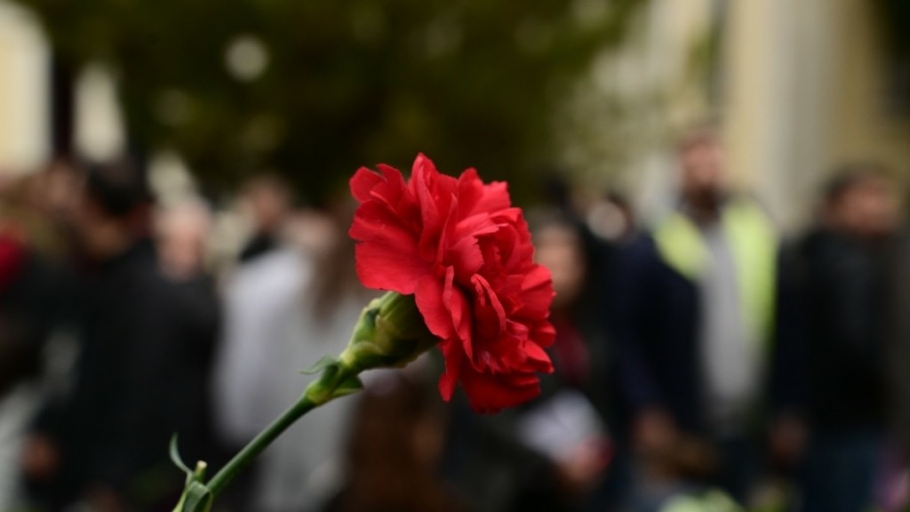Πολυτεχνείο: Σύσσωμος ο πολιτικός κόσμος τιμά την 51η επέτειο της εξέγερσης
