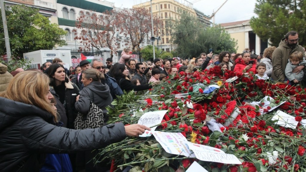 Έκλεισαν οι πύλες του Πολυτεχνείου – Γέμισε με κόκκινα γαρύφαλλα για τον εορτασμό της 51ης επετείου (pics & vid)