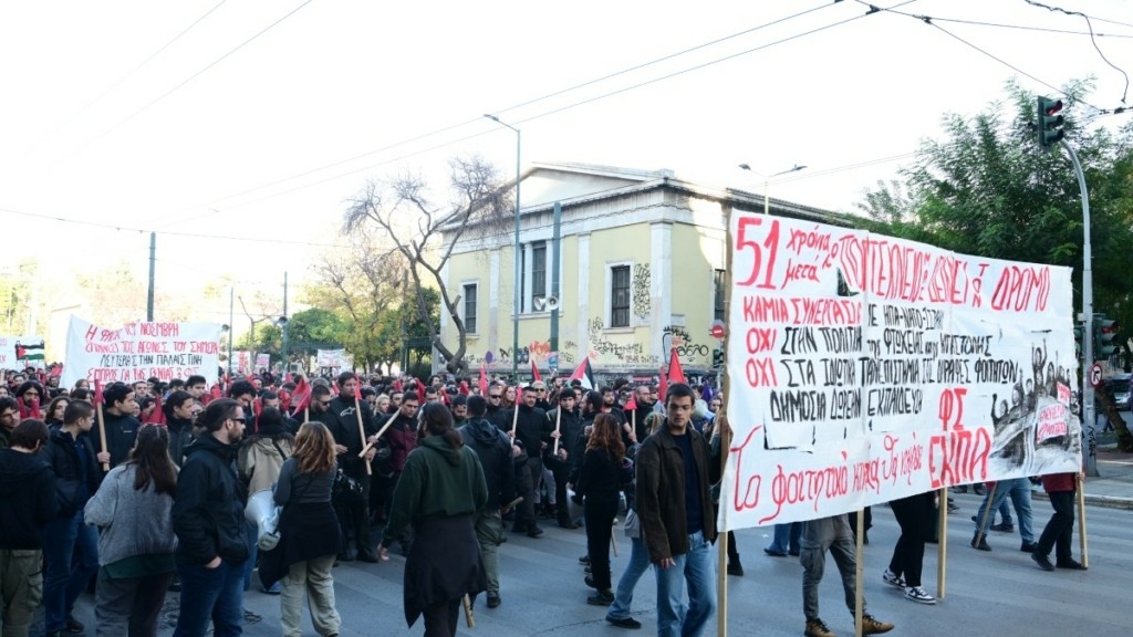 Πολυτεχνείο: Σε εξέλιξη η πορεία για την αμερικανική πρεσβεία – «Φρούριο» η Αθήνα με 5.500 αστυνομικούς επί ποδός (pics & vid)