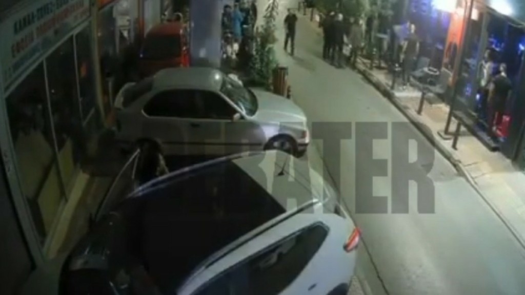 Πυροβολισμοί έξω από μπαρ στον Πειραιά – Άγρια συμπλοκή μπράβων