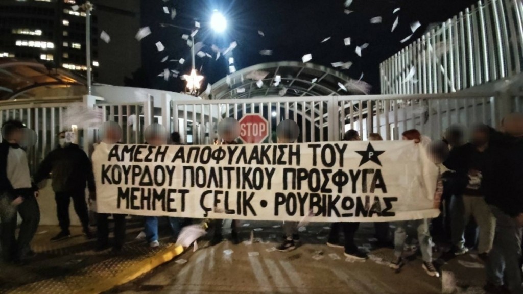 Ρουβίκωνας: Επίθεση με τρικάκια στο Υπουργείο Προστασίας του Πολίτη (pics)