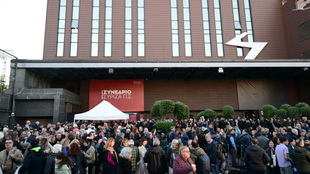 ΣΥΡΙΖΑ: Εκρηκτικό το κλίμα έξω από το Gazi Live για το συνέδριο – Πλήθος υποστηρικτών του Κασσελάκη στο σημείο