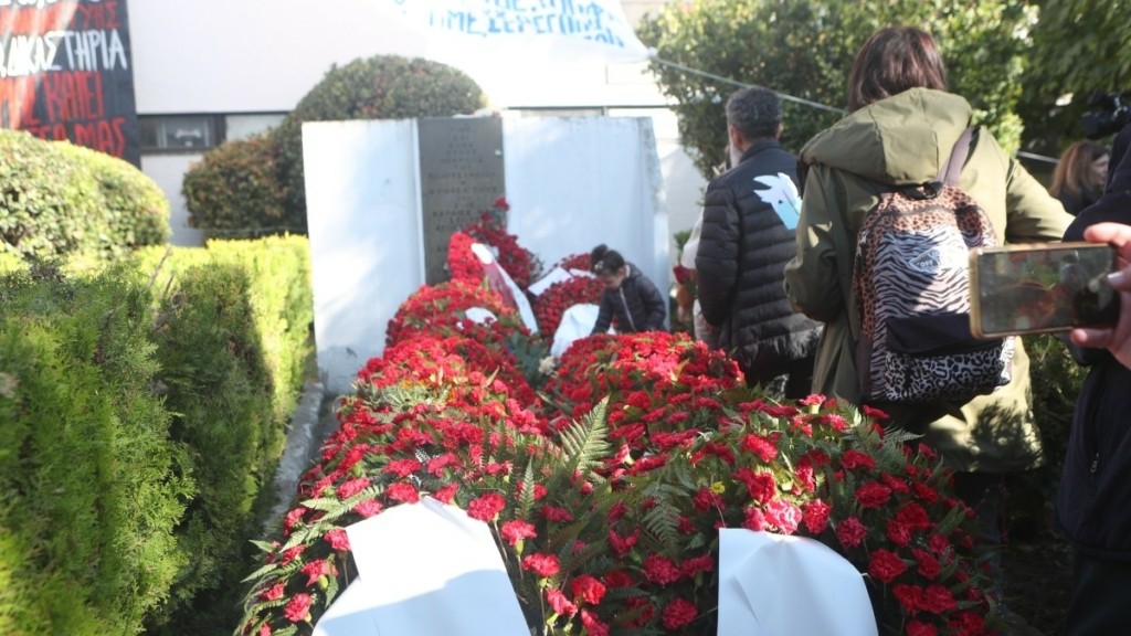 Η Θεσσαλονίκη τιμά την 51η εξέγερση του Πολυτεχνείου – Πολίτες κάθε ηλικίας συρρέουν από το πρωί στο ΑΠΘ (vid)