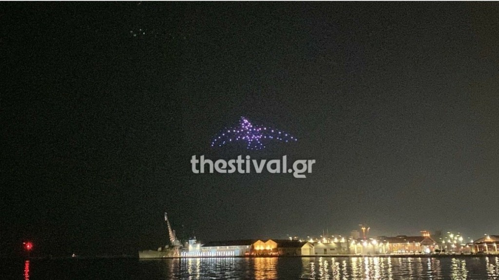 Θεσσαλονίκη: Εντυπωσιακή επίδειξη drones υπό τους ήχους της μπάντας της Πολεμικής Αεροπορίας (vid)