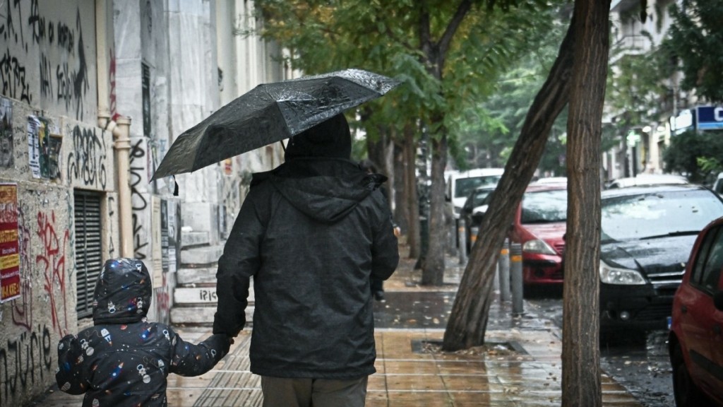 Βροχερός ο καιρός σήμερα – Πού θα είναι ισχυρά τα φαινόμενα