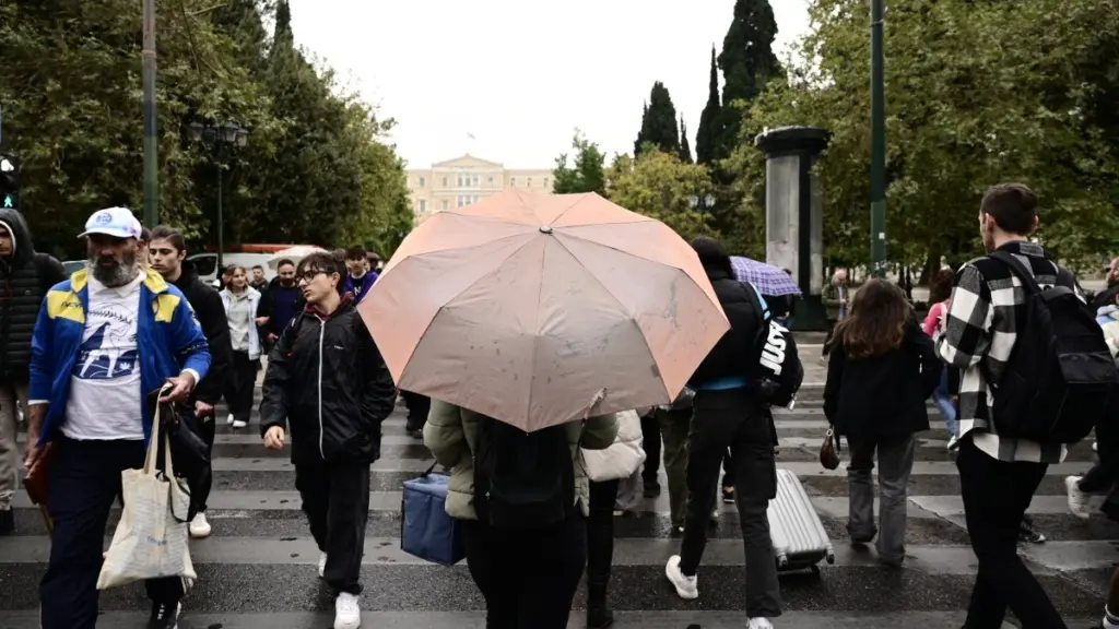 Καιρός αύριο: Βροχές, καταιγίδες μικρή άνοδος της θερμοκρασίας