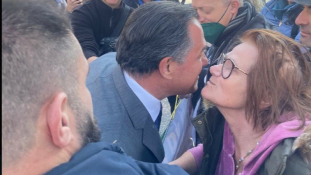 Άδωνις Γεωργιάδης: Φίλησε στο μάγουλο διαδηλώτρια του ΠΑΜΕ