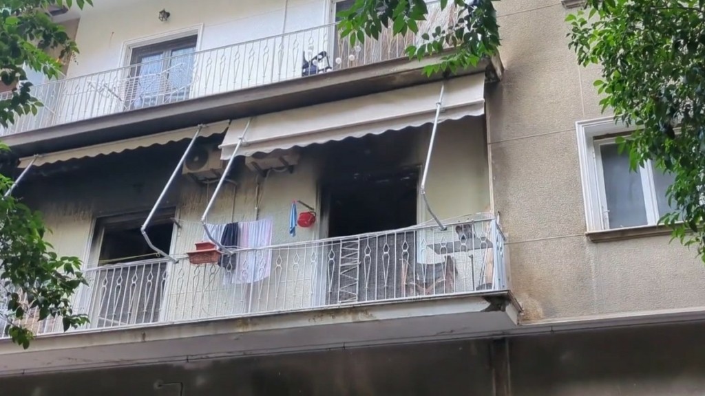 Φωτιά σε διαμέρισμα στον Άγιο Παντελεήμονα – Πυροσβέστες απεγκλώβισαν μητέρα με παιδί και μια ηλικιωμένη