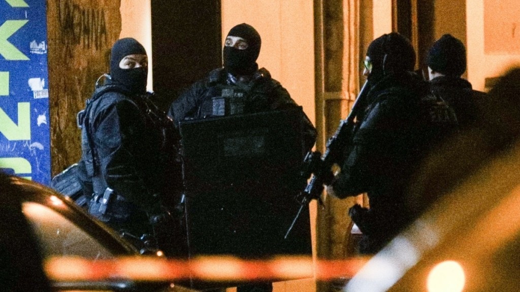 Παγκράτι: Όπλα και εκρηκτικά σε διαμέρισμα εντόπισε η Αντιτρομοκρατική – Εξετάζεται αν σχετίζεται με την έκρηξη στους Αμπελόκηπους