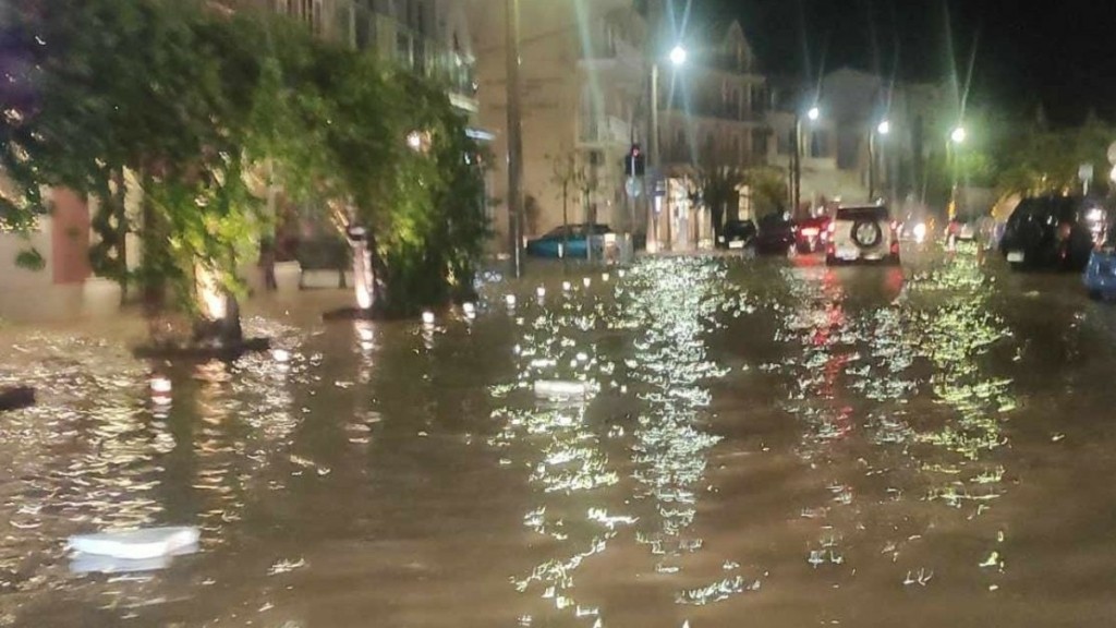 Ισχυρό μπουρίνι έπληξε το Αργοστόλι – «Ποτάμια» οι δρόμοι