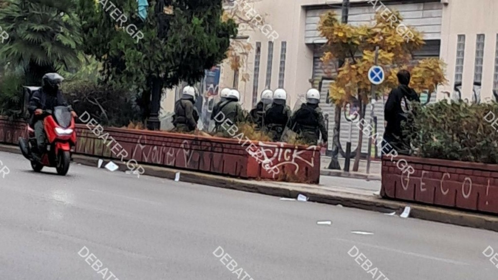 ΑΣΟΕΕ: Επεισόδια με δακρυγόνα και φωτιά σε κάδους (vid+pic)