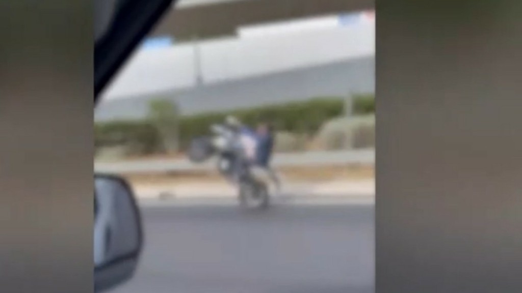 «Όταν οι ρόδες χορεύουν» … στην Αττική Οδό: Οδηγός μηχανής κάνει σούζες χωρίς κράνος, έχοντας αγκαλιά τον σκύλο του