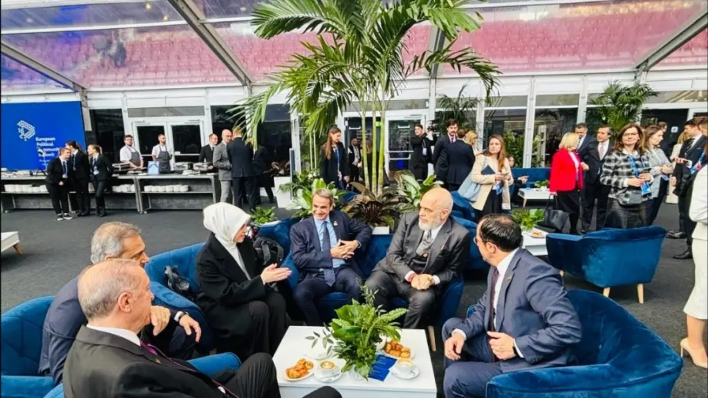 Βουδαπέστη: Άτυπη συνάντηση Μητσοτάκη, Ερντογάν, Χριστοδουλίδη και Ράμα – Παρών και ο Φιντάν