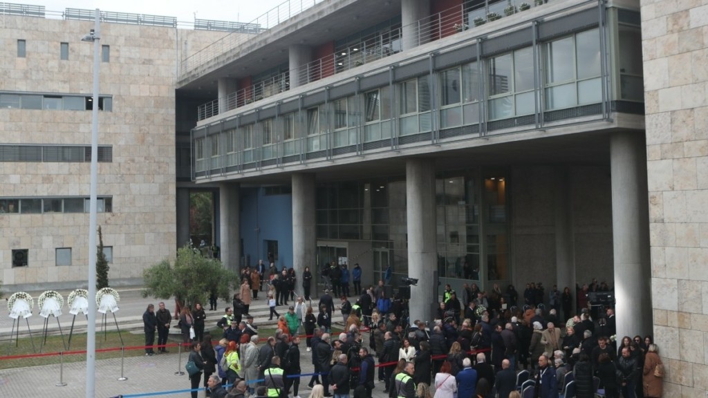 Γιάννης Μπουτάρης: Πλήθος κόσμου στο δημαρχείο Θεσσαλονίκης για το τελευταίο αντίο (pics+vid)