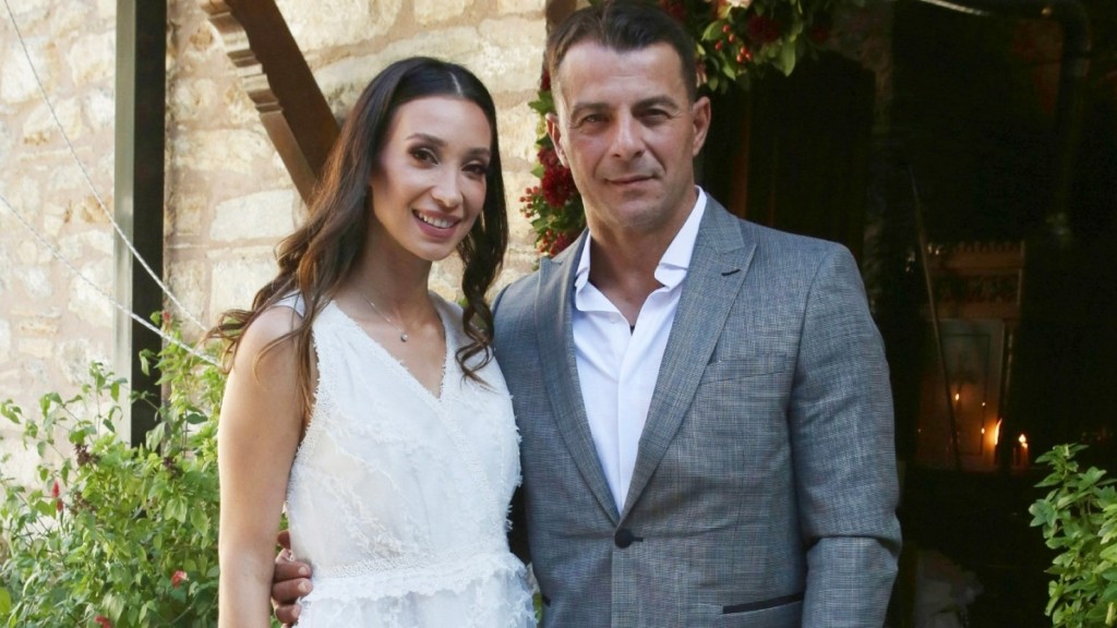 Γιώργος Αγγελόπουλος: Πήγε ξυπόλητος για πεζοπορία στο δάσος – Μαζί του η Δήμητρα Βαμβακούση