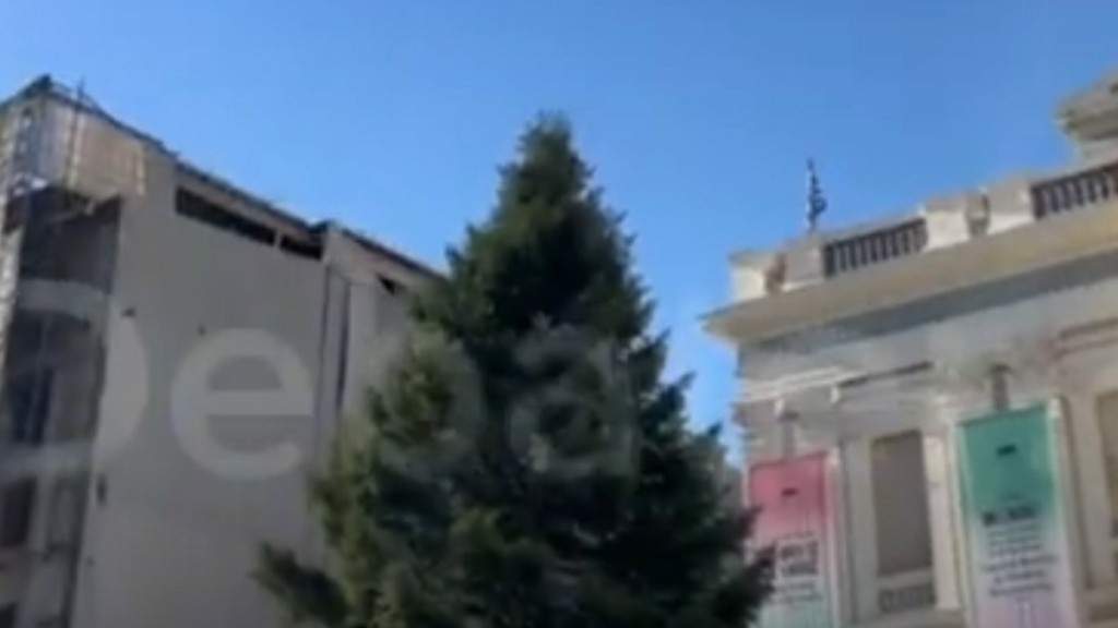 Έφτασε το χριστουγεννιάτικο δέντρο στον Πειραιά – Θα ντυθεί με 100.000 λαμπιόνια (vid)