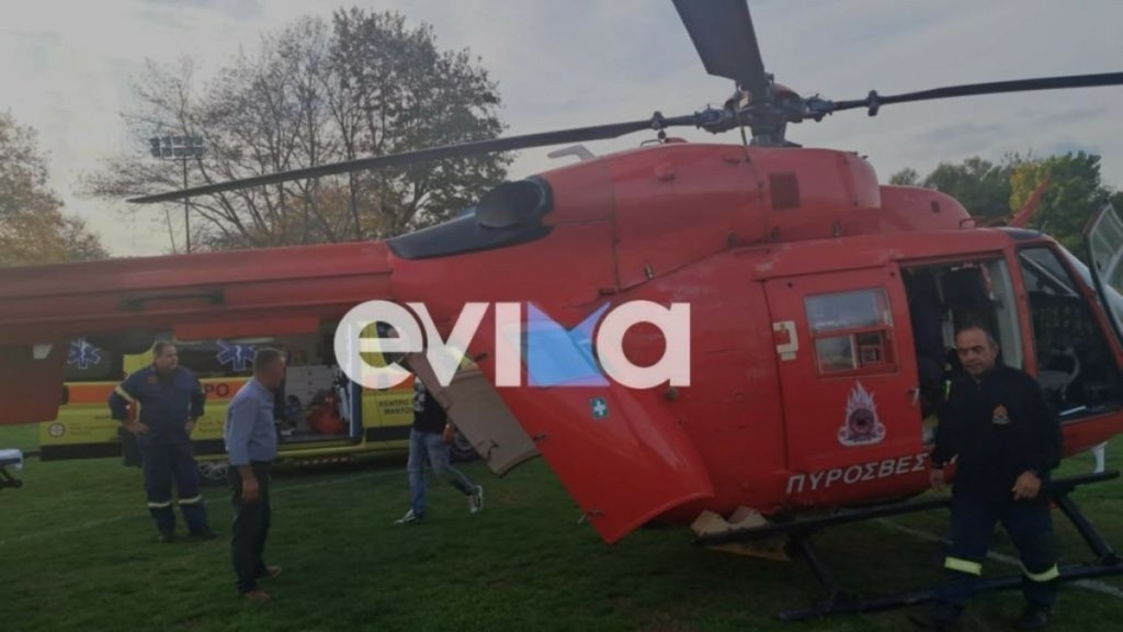 Εύβοια: Η στιγμή της μεταφοράς στην Αθήνα με ελικόπτερο για τον τραυματία πυροσβέστη