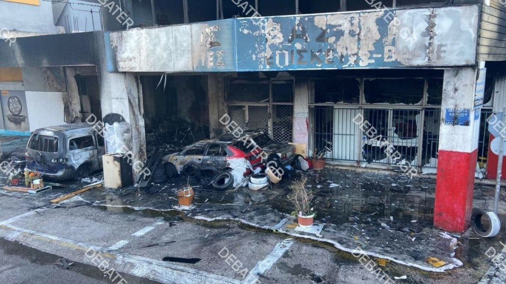 Φωτιά σε κατάστημα με ελαστικά – Επιχείρησαν 18 πυροσβέστες