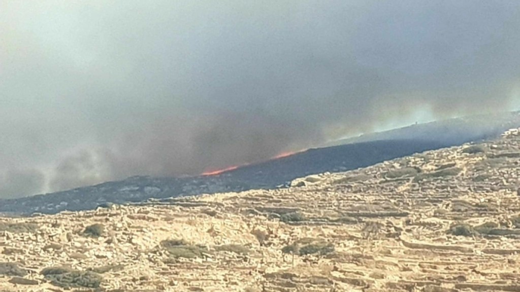 Φωτιά στην Ίο: Μαίνεται η μάχη με τις φλόγες