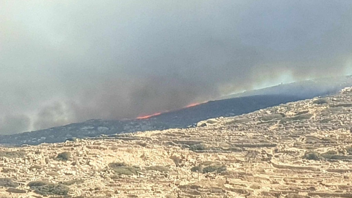 Φωτιά στην Ίο: Μαίνεται η μάχη με τις φλόγες