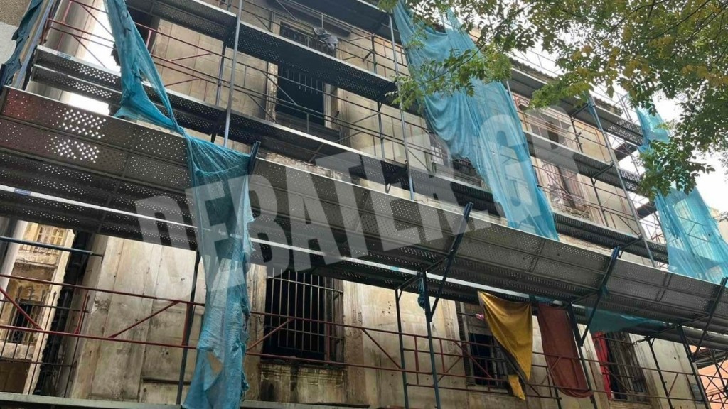 Φωτιά σε εγκαταλελειμμένο κτίριο στην οδό Κουμουνδούρου στην Αθήνα – Άμεση επέμβαση της Πυροσβεστικής