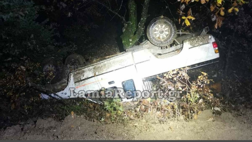 Φθιώτιδα: Εγκλωβίστηκε οδηγός μετά από ανατροπή αυτοκινήτου