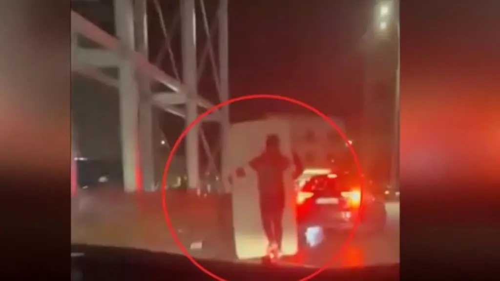 Απίστευτο και όμως αληθινό: Μετέφερε στρώμα με πατίνι στο κέντρο του Ηρακλείου