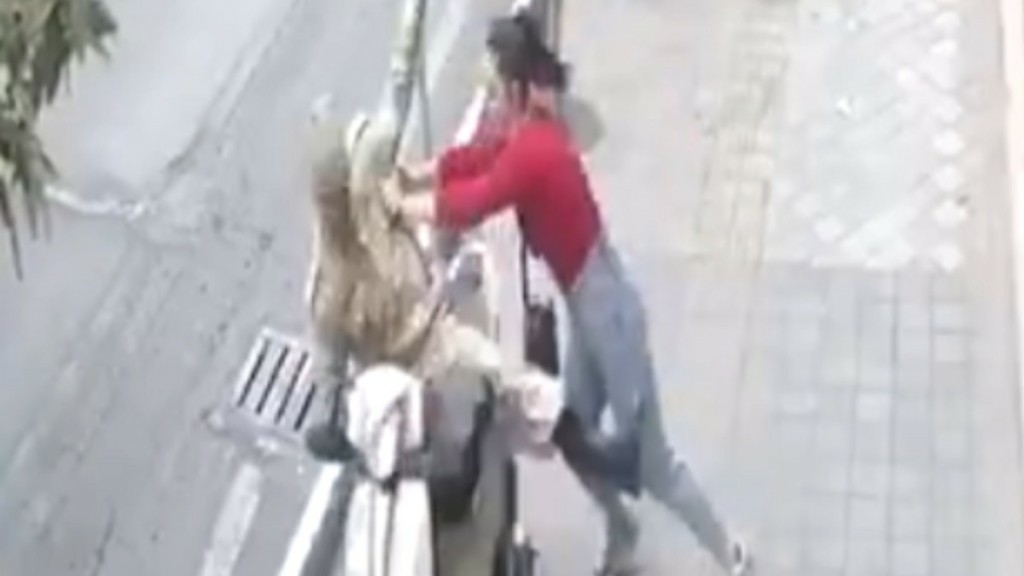 Ιράν: Γυναίκα δέχτηκε σεξουαλική παρενόχληση από δικυκλιστή και συνελήφθη επειδή…δεν φορούσε χιτζάμπ (vid)