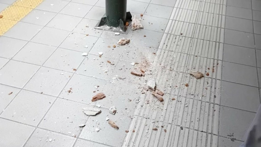 Απίστευτο! Έπεσαν σοβάδες στον σταθμό του ηλεκτρικού στο Μοναστηράκι (pic)