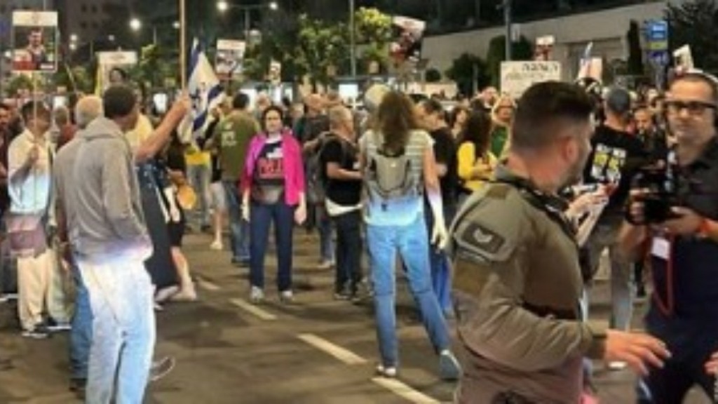 Ισραήλ: Στους δρόμους διαδηλωτές μετά την αποπομπή Γκάλαντ από τον Νετανιάχου – Φωτιές στους δρόμους του Τελ Αβίβ (pics & vid)