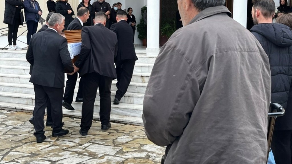 Αγρίνιο: Θρήνος στην κηδεία της 43χρονης Δώρας – Οργή για τον 30χρονο πρώην σύντροφό της