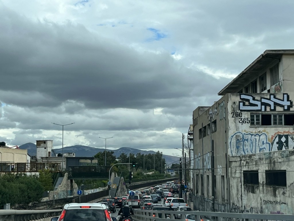 Αποκαταστάθηκε η κυκλοφορία των οχημάτων στον Πειραιά λόγω θραύσης του αρμού στη Μικράς Ασίας
