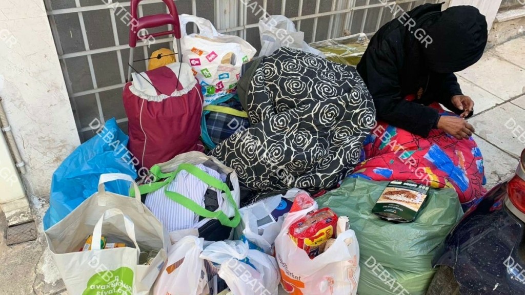 Τραγικές εικόνες στην Κυψέλη: Έριξαν νερά σε άστεγη γιαγιά για να την διώξουν από το σημείο της (vid)