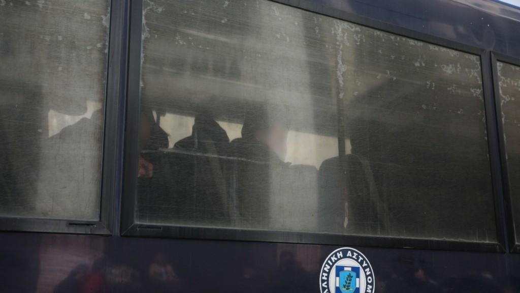 Γουδί: Κλούβα των ΜΑΤ ανατράπηκε και “ξάπλωσε” στο οδόστρωμα