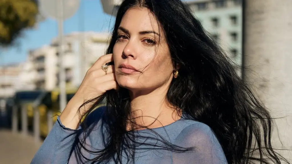 Μαρία Κορινθίου: Πιο σέξι από ποτέ ποζάρει με μαύρο μπικίνι στην παραλία – Εντυπωσιάζουν οι αναλογίες της
