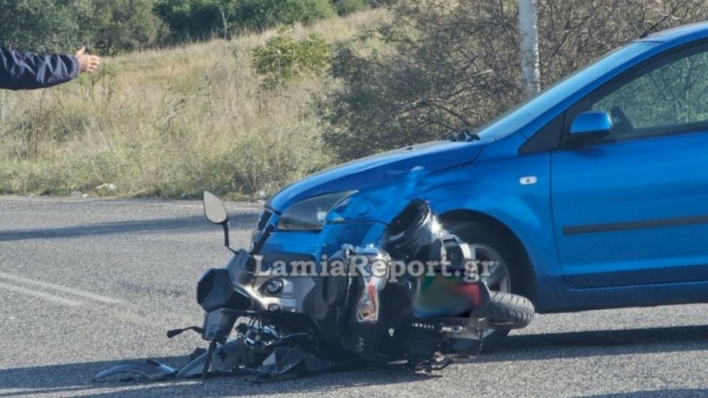 Λαμία: Σοβαρό τροχαίο με σύγκρουση αυτοκινήτου με μηχανάκι – Στο νοσοκομείο ένας τραυματίας