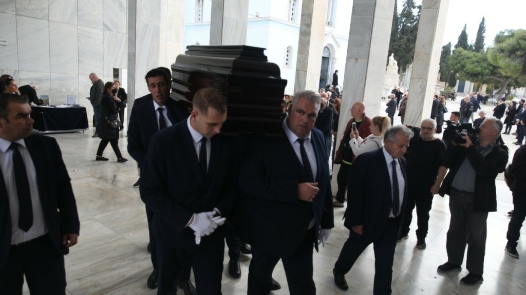 Συγκίνηση στο “ύστατο χαίρε” στον Μανούσο Μανουσάκη (pic+vid)