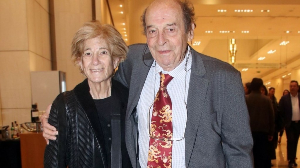 Μανούσος Μανουσάκης: Συγκλονίζει η σύζυγός του – “Δεν θα ντυθώ στα μαύρα, ήταν και παραμένει η αγάπη μου”
