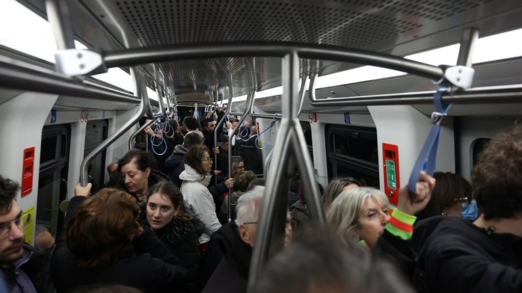 Μετρό Θεσσαλονίκης: Πρώτα δρομολόγια με γεμάτα βαγόνια – Πλήθος κόσμου και στον σταθμό «Βενιζέλου»