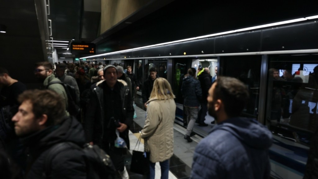 Μετρό Θεσσαλονίκης: Με αμείωτους ρυθμούς η μεγάλη γιορτή – Μέχρι τις δύο τα ξημερώματα θα παραμείνει ανοιχτό