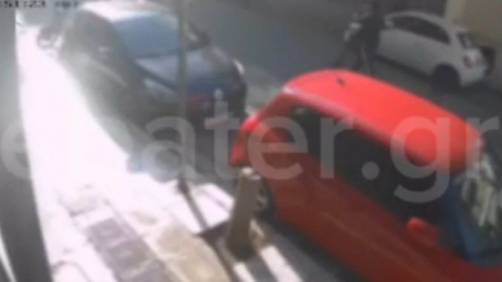 Πετράλωνα: 15χρονος άρχισε να γρονθοκοπεί 14χρονο έξω από σχολείο για ένα πατίνι (vid)