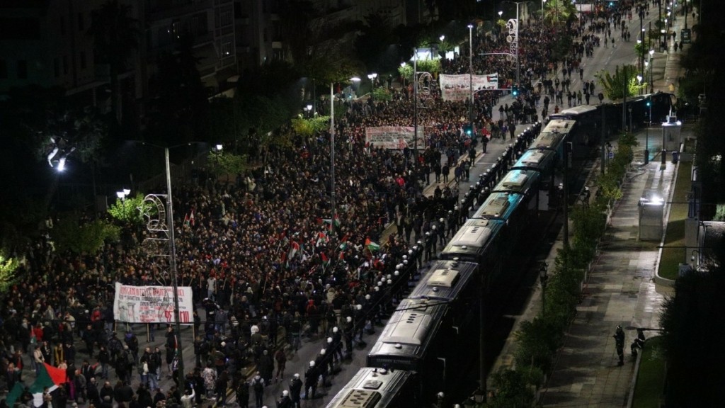 Πολυτεχνείο: Ειρηνική πορεία για την 51η επέτειο της εξέγερσης – 150 προσαγωγές και 6 συλλήψεις