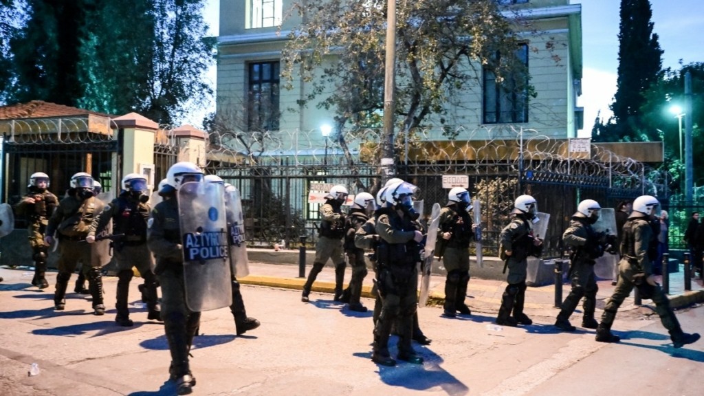Νίκος Ρωμανός: Επεισόδια έξω από την Ευελπίδων μετά την προφυλάκιση του