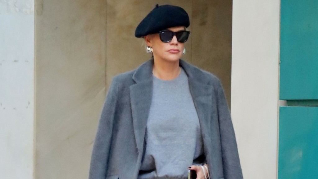 Σάσα Σταμάτη: Με casual street look σε έξοδό της – Πόσο κοστίζουν τα αξεσουάρ που επέλεξε