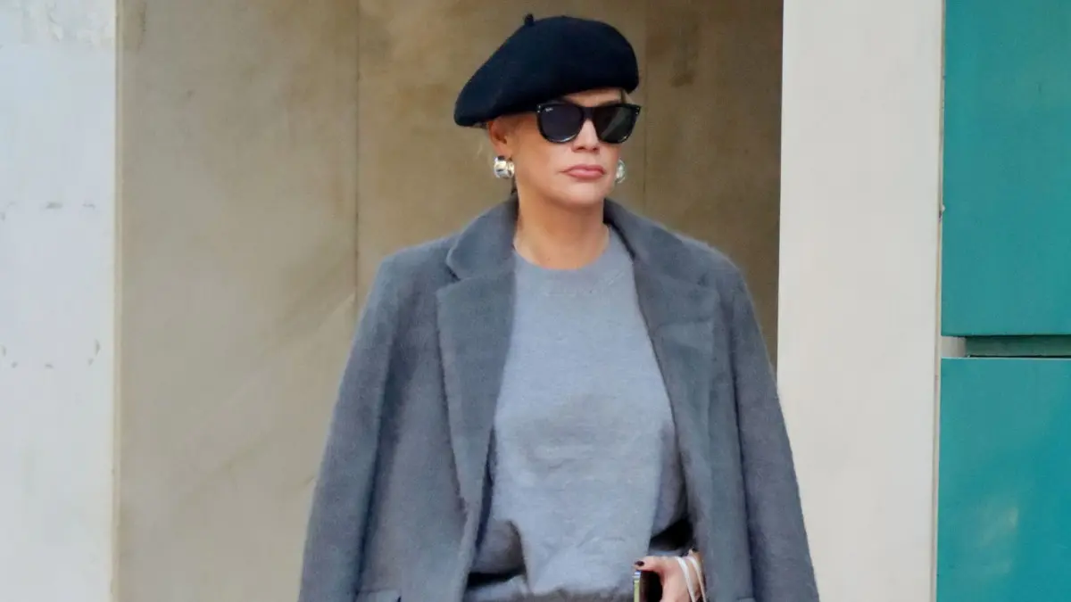 Σάσα Σταμάτη: Με casual street look σε έξοδό της – Πόσο κοστίζουν τα αξεσουάρ που επέλεξε