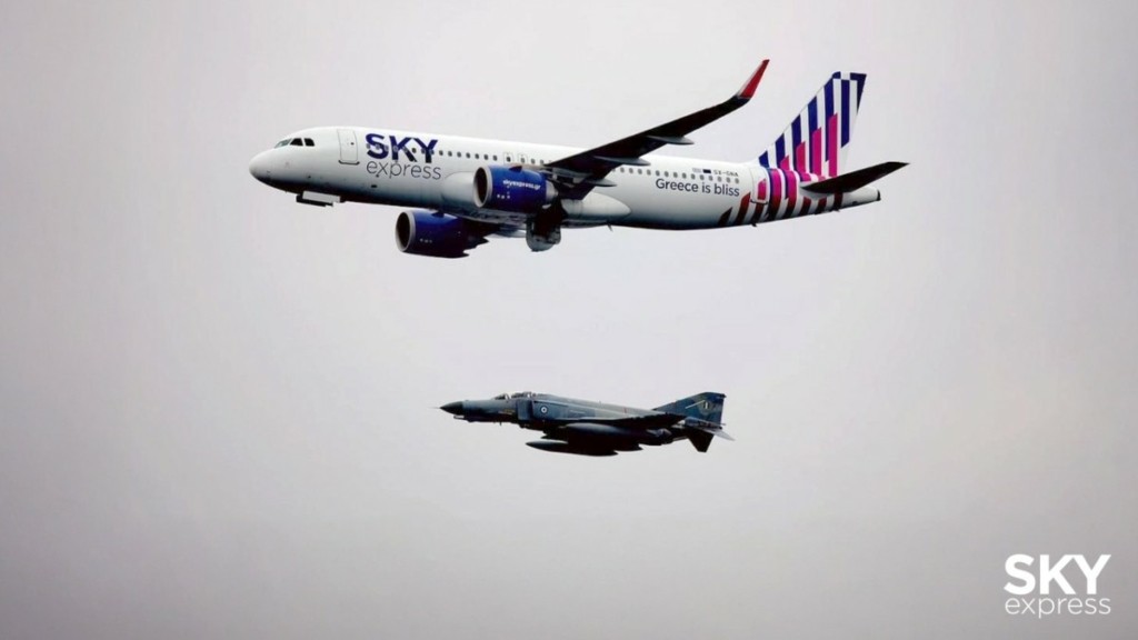 Η SKY express πέταξε με δύο υπερσύγχρονα αεροσκάφη δίπλα σε PhantomF-4 και μαχητικό F-16