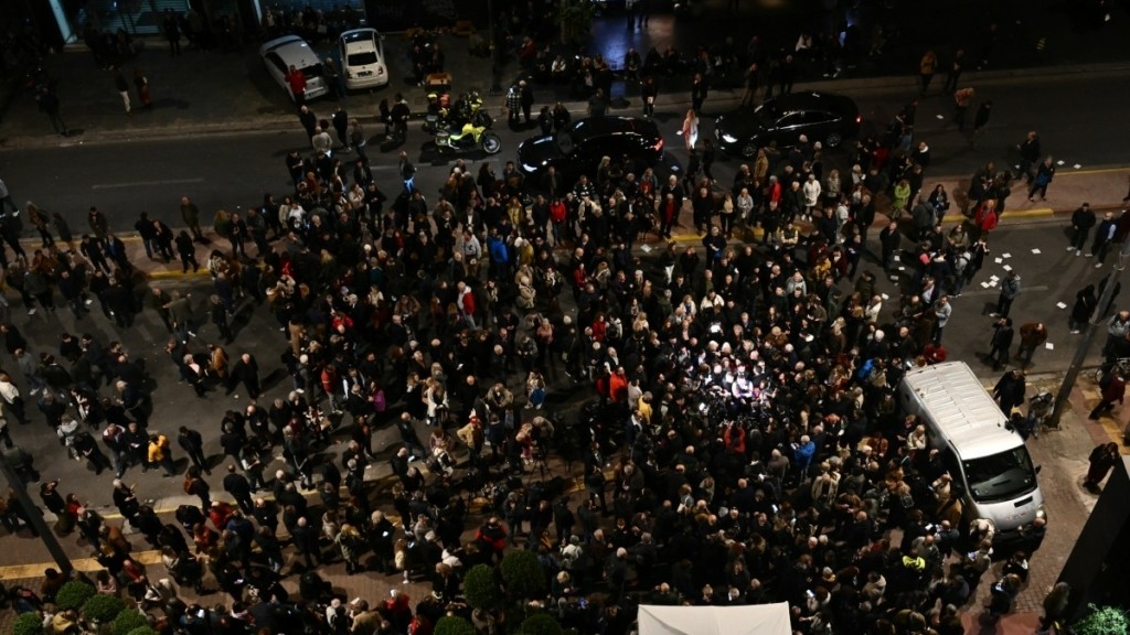 Κύκλοι ΣΥΡΙΖΑ: Η συγκέντρωση έξω από το χώρο του συνεδρίου καθυστερεί τη διαδικασία