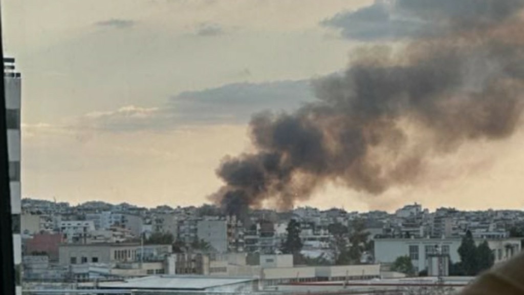 Φωτιά σε υπαίθριο χώρο στον Ταύρο