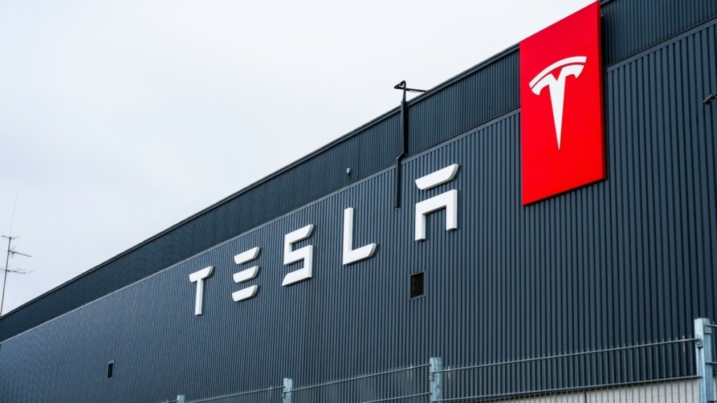 “Εκτοξεύθηκε” η μετοχή της Tesla μετά τη σαρωτική νίκη Τραμπ