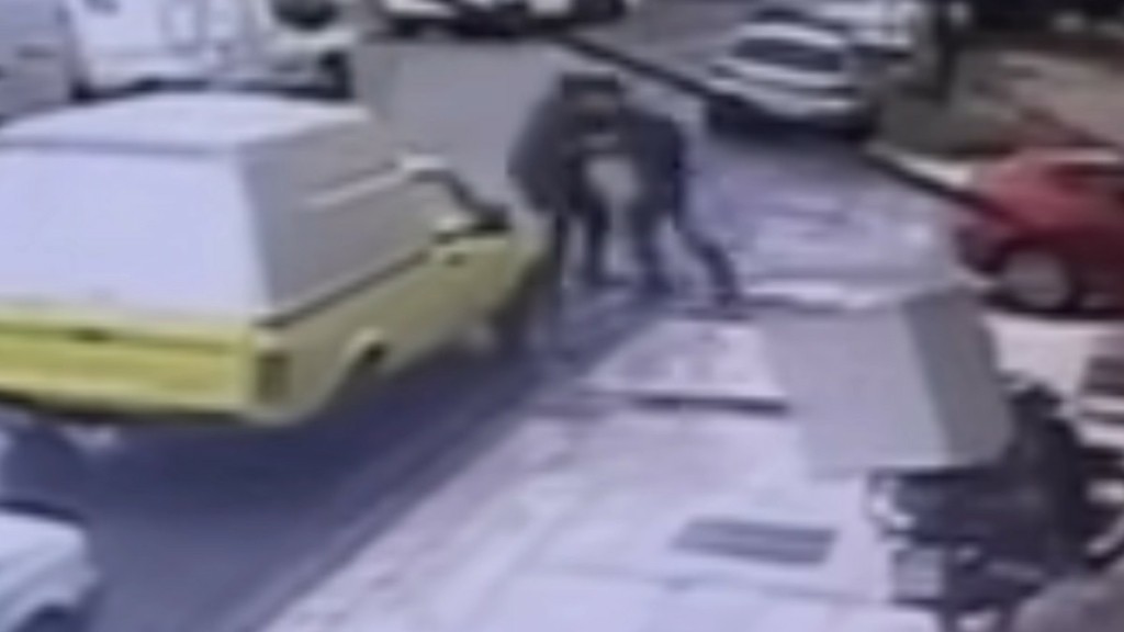 Βίντεο ντοκουμέντο από την ληστεία σε βάρος σεκιουριτά που μετέφερε χρήματα από κατάστημα στα Τρίκαλα